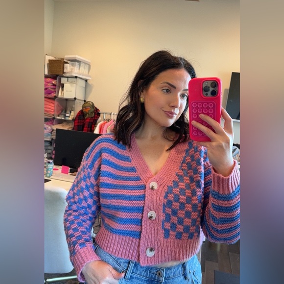 BUTTERMELON Checkered & Striped Cropped Oversized Vneck Sweater - Picture 2 of 9